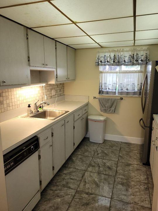 For Sale: $185,000 (2 beds, 2 baths, 901 Square Feet)