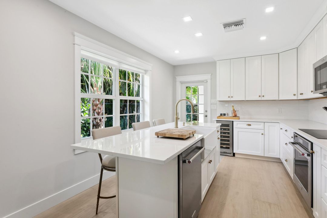 For Sale: $1,099,000 (2 beds, 2 baths, 1600 Square Feet)