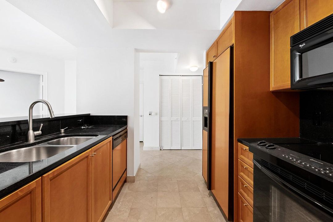 For Sale: $550,000 (1 beds, 1 baths, 890 Square Feet)