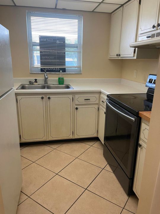 For Sale: $149,000 (1 beds, 1 baths, 596 Square Feet)