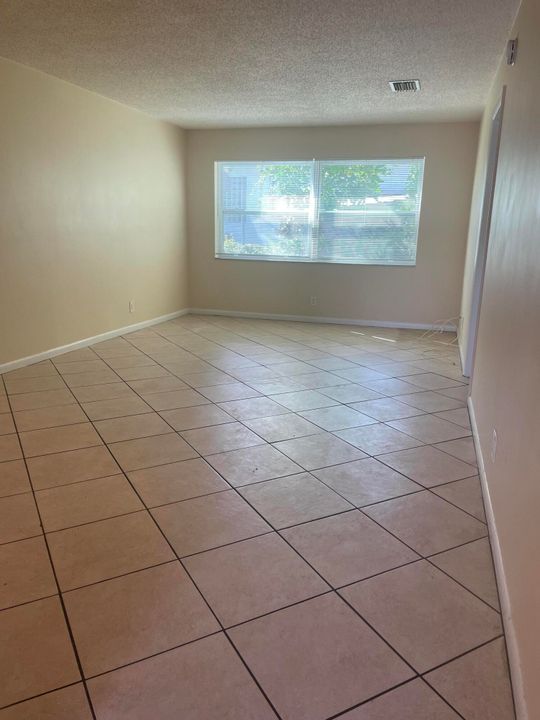 For Sale: $149,000 (1 beds, 1 baths, 596 Square Feet)