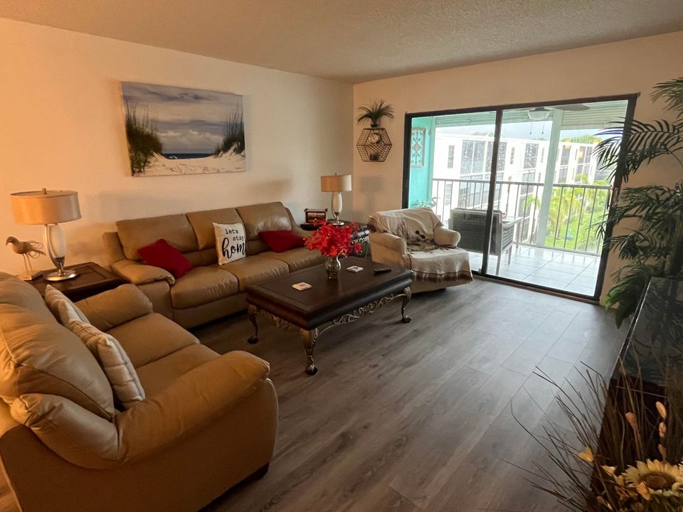 For Sale: $289,990 (2 beds, 2 baths, 1220 Square Feet)