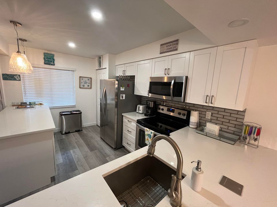 For Sale: $289,990 (2 beds, 2 baths, 1220 Square Feet)