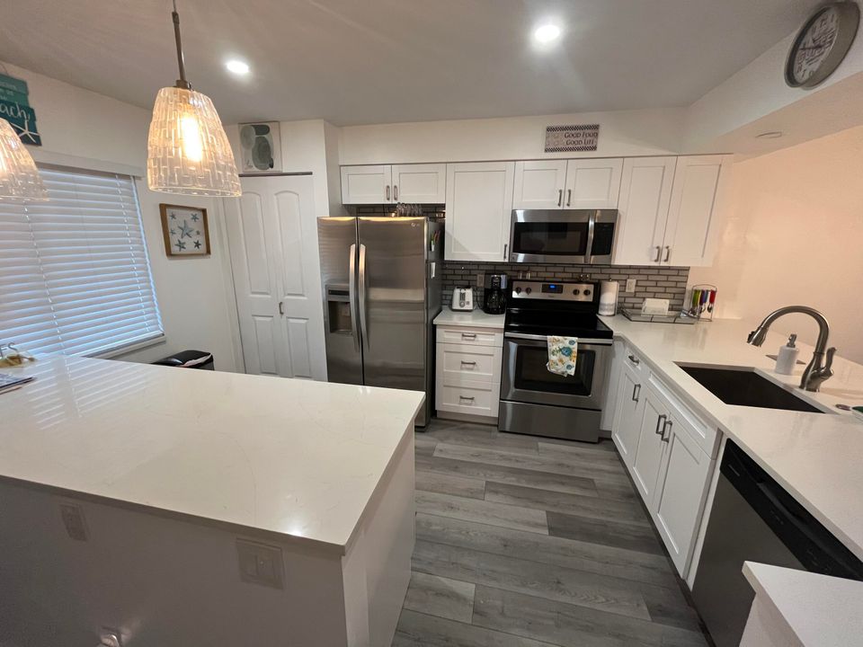 For Sale: $289,990 (2 beds, 2 baths, 1220 Square Feet)