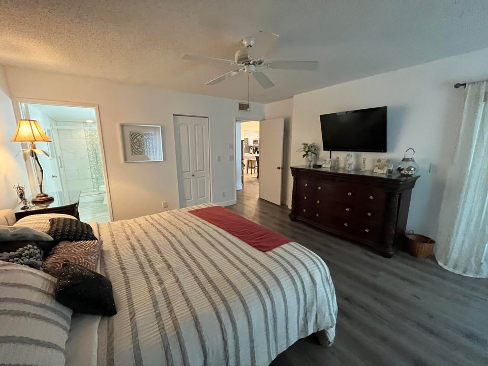 For Sale: $289,990 (2 beds, 2 baths, 1220 Square Feet)