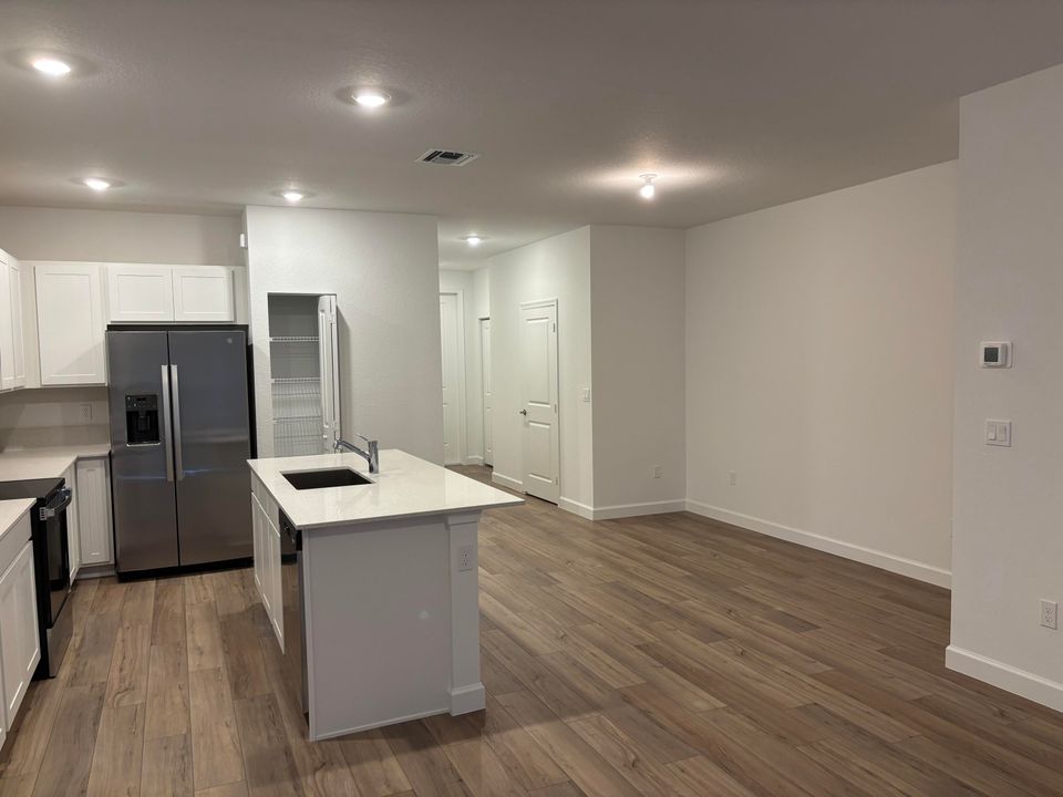 For Rent: $2,250 (3 beds, 2 baths, 1635 Square Feet)