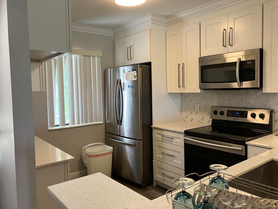 For Sale: $225,000 (2 beds, 2 baths, 1050 Square Feet)