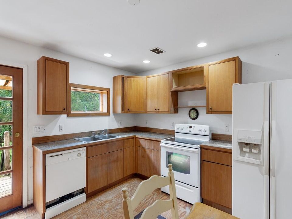 For Sale: $449,900 (2 beds, 2 baths, 1011 Square Feet)