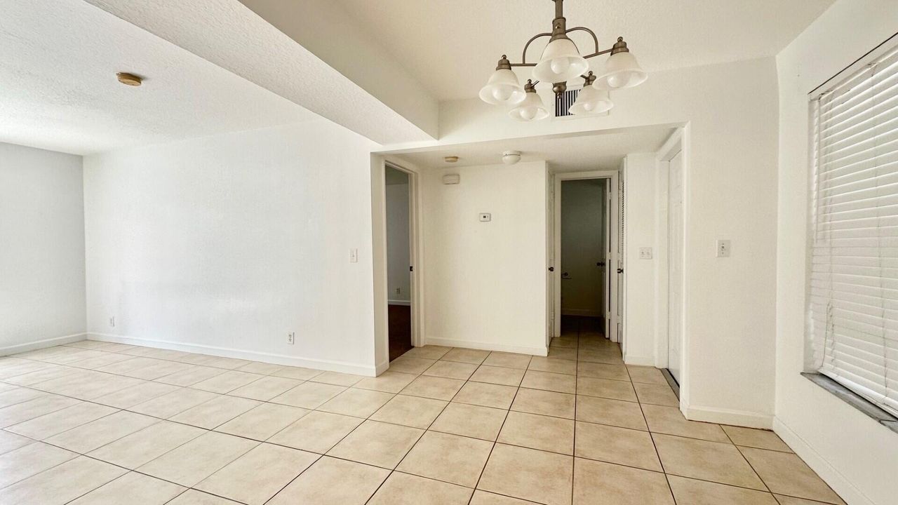 For Rent: $2,000 (2 beds, 2 baths, 1090 Square Feet)