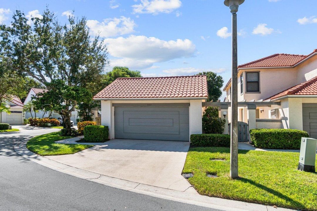 For Sale: $540,000 (2 beds, 2 baths, 1112 Square Feet)