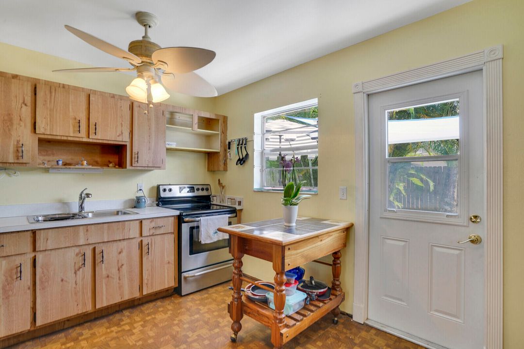 For Sale: $360,000 (2 beds, 1 baths, 840 Square Feet)