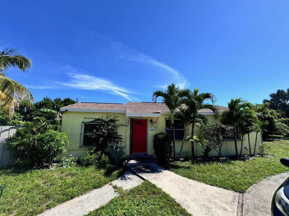 Active With Contract: $380,000 (3 beds, 2 baths, 1400 Square Feet)