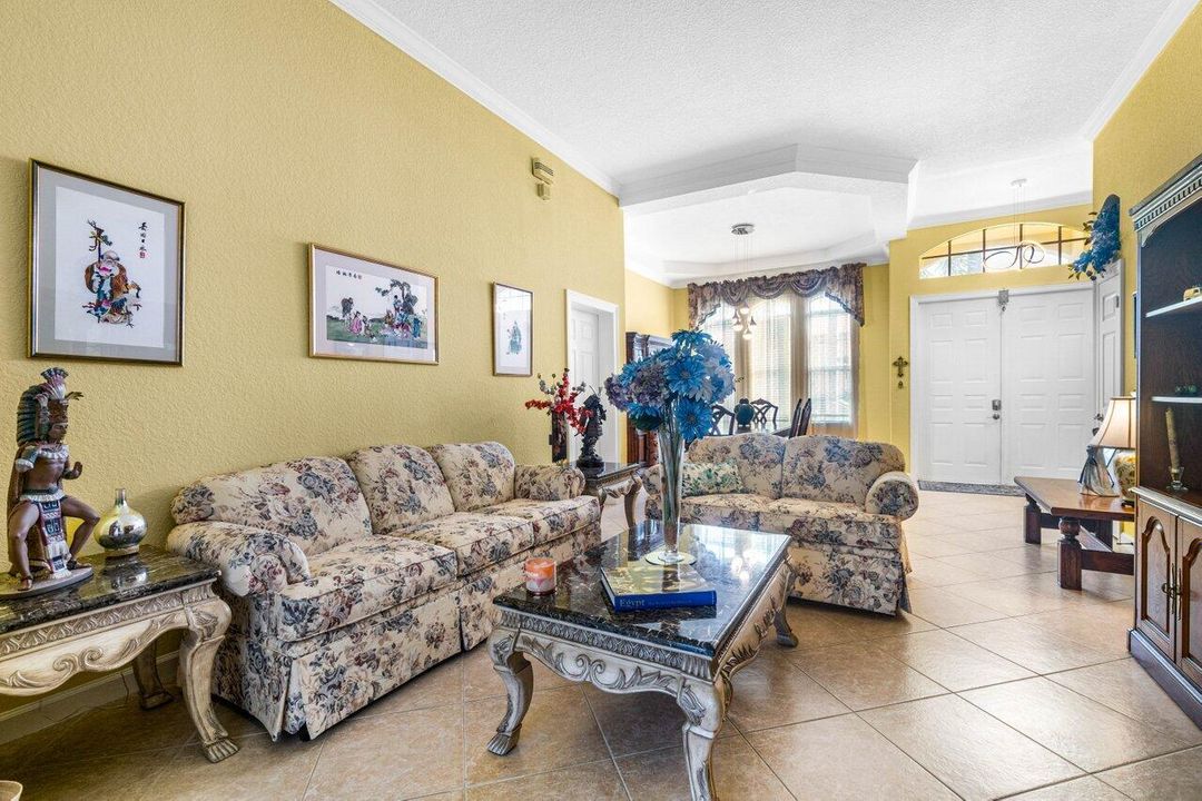 En Venta: $765,000 (4 camas, 3 baños, 2719 Pies cuadrados)