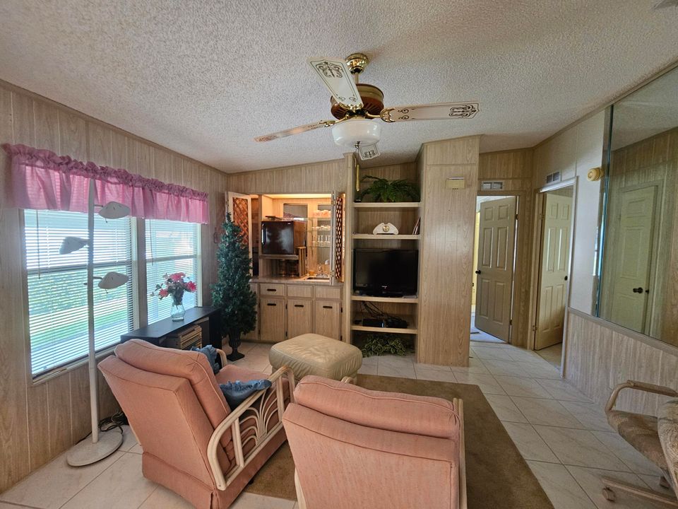 For Sale: $274,500 (2 beds, 2 baths, 1464 Square Feet)