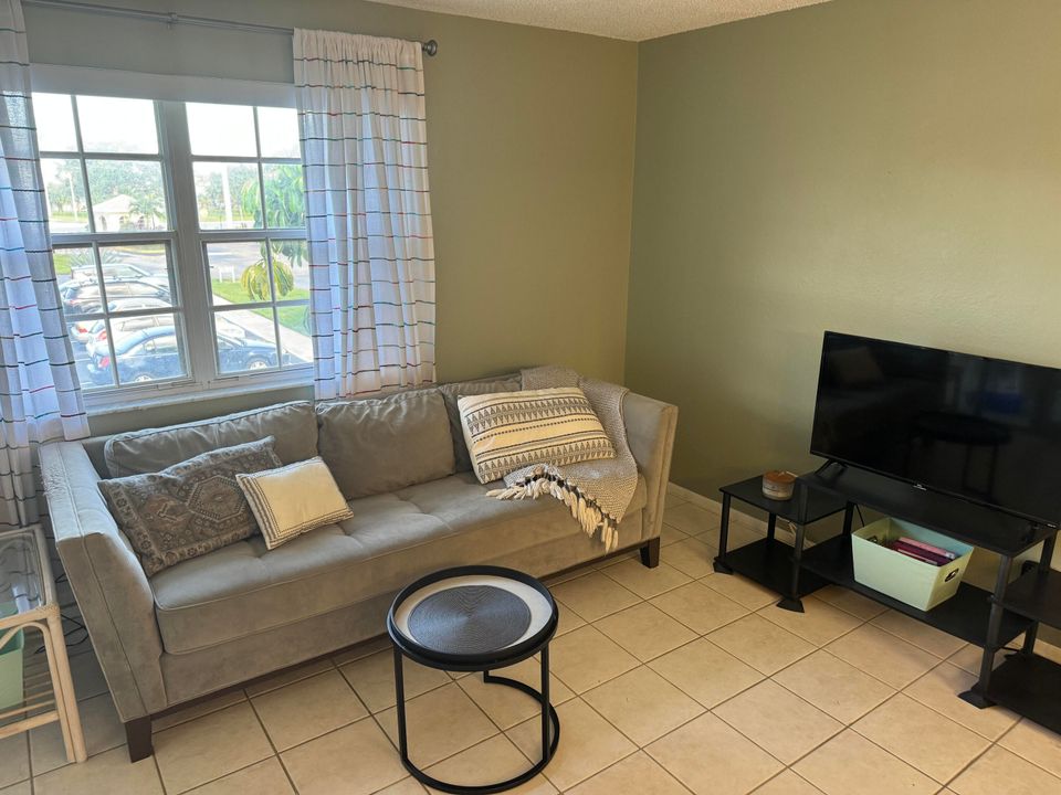 Active With Contract: $159,900 (2 beds, 2 baths, 782 Square Feet)