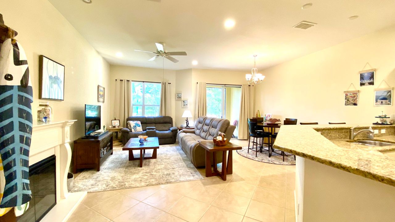 For Sale: $349,900 (2 beds, 2 baths, 1759 Square Feet)