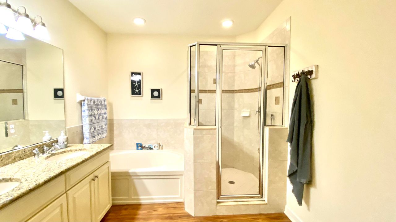 For Sale: $349,900 (2 beds, 2 baths, 1759 Square Feet)