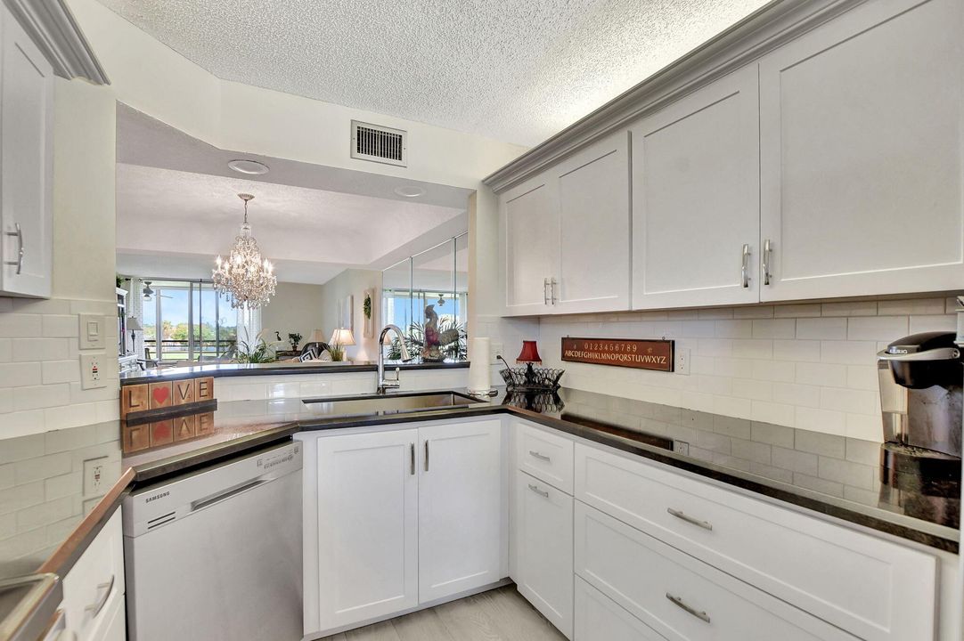 For Sale: $265,000 (2 beds, 2 baths, 1300 Square Feet)