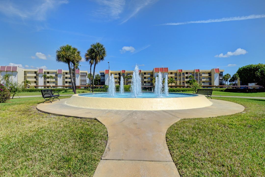 For Sale: $265,000 (2 beds, 2 baths, 1300 Square Feet)