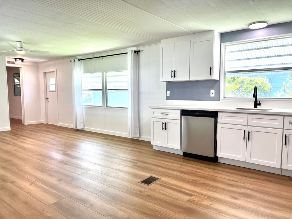 For Sale: $229,000 (2 beds, 2 baths, 854 Square Feet)