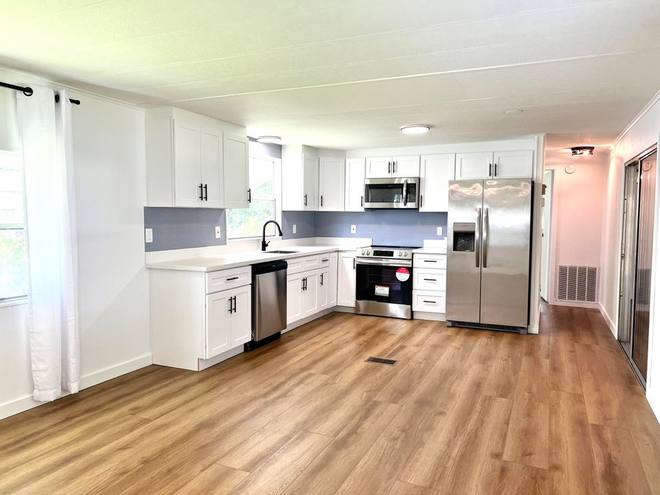 For Sale: $229,000 (2 beds, 2 baths, 854 Square Feet)