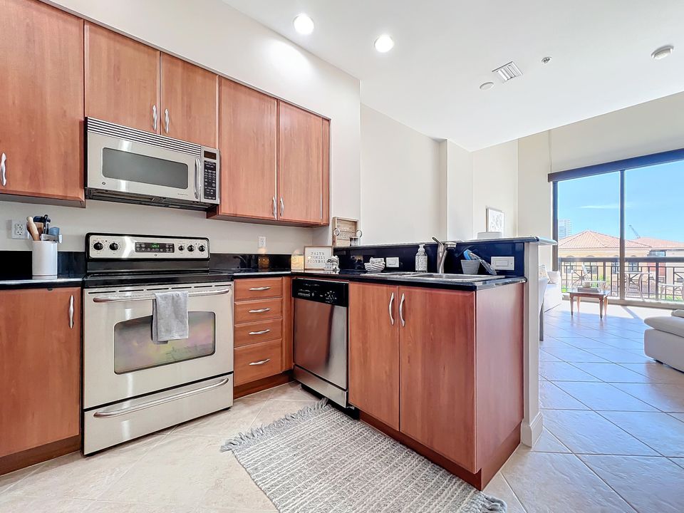 For Sale: $525,000 (1 beds, 1 baths, 1096 Square Feet)