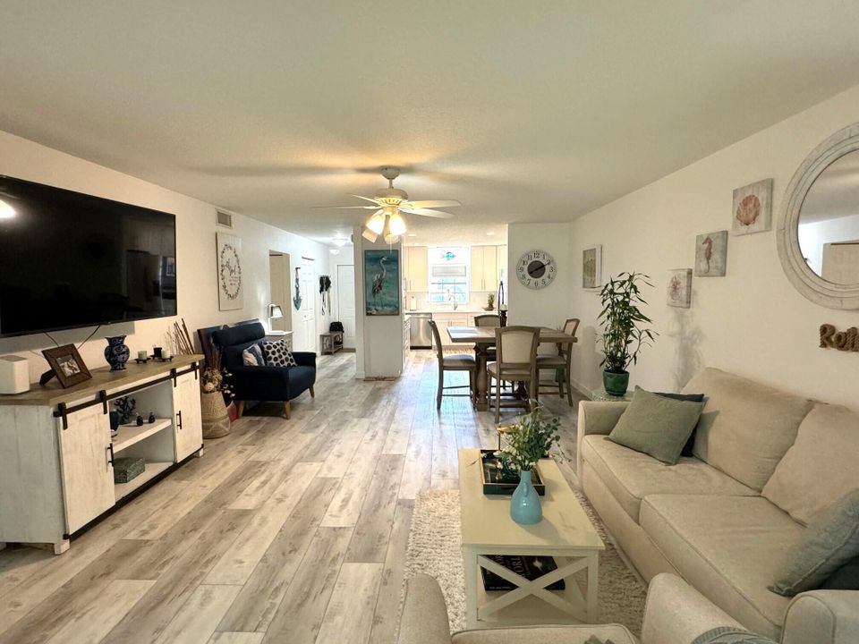 For Sale: $253,000 (2 beds, 2 baths, 1160 Square Feet)