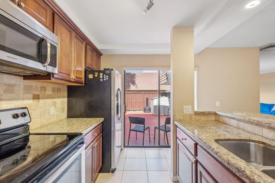 For Sale: $275,000 (2 beds, 2 baths, 1236 Square Feet)