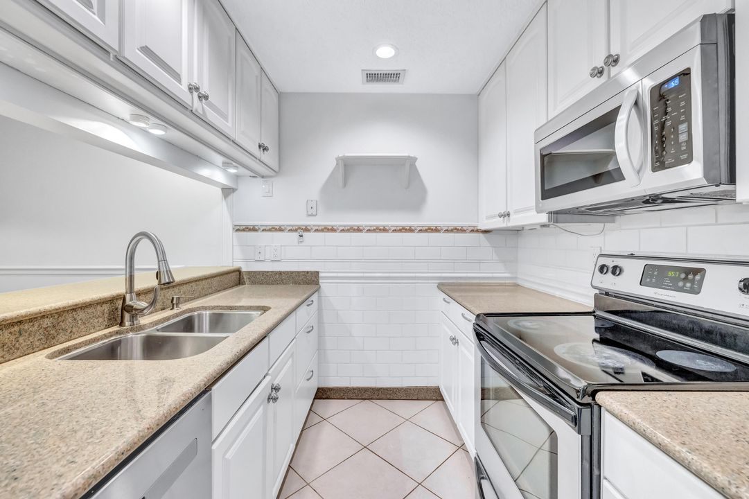 For Sale: $325,000 (2 beds, 2 baths, 1375 Square Feet)