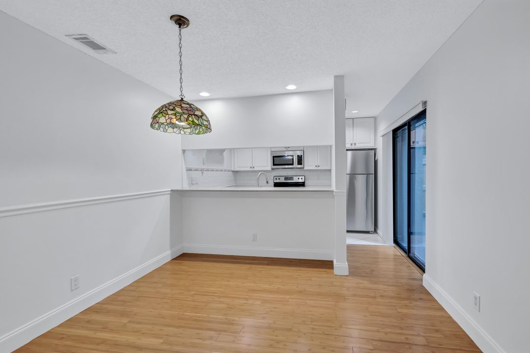 For Sale: $325,000 (2 beds, 2 baths, 1375 Square Feet)