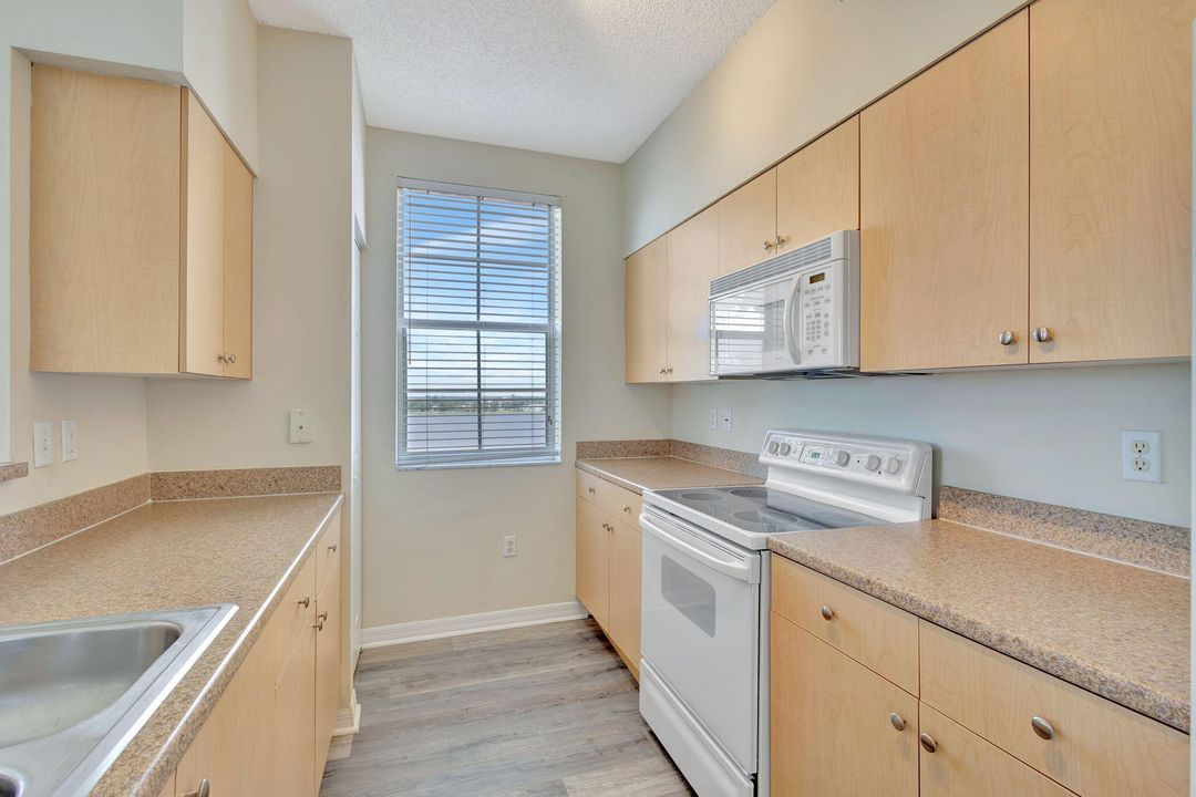 For Sale: $425,000 (2 beds, 2 baths, 1112 Square Feet)