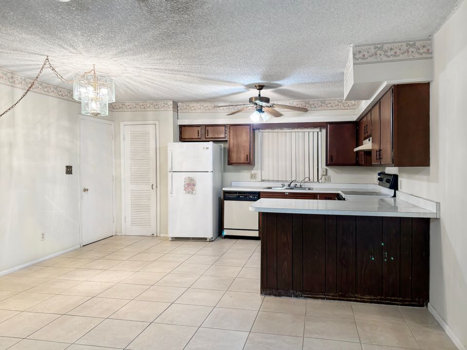 For Sale: $329,900 (2 beds, 2 baths, 1305 Square Feet)