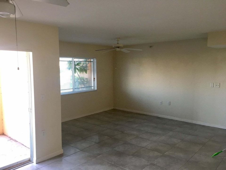 For Rent: $1,600 (1 beds, 1 baths, 868 Square Feet)