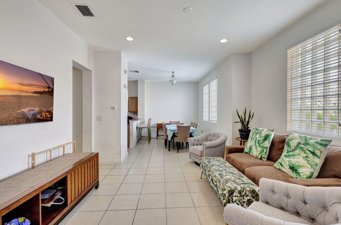 For Sale: $354,900 (2 beds, 2 baths, 1357 Square Feet)