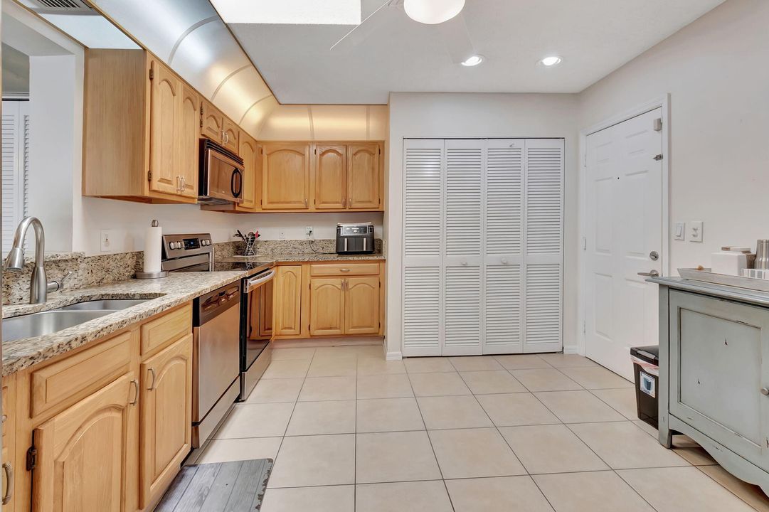 For Sale: $575,000 (3 beds, 2 baths, 1864 Square Feet)