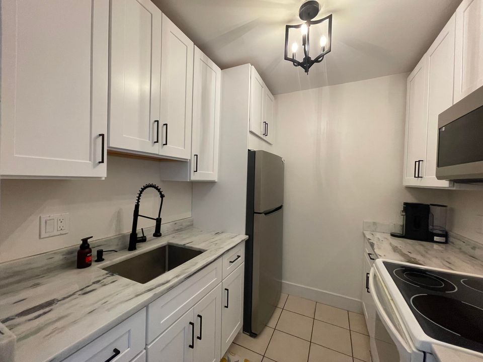 For Sale: $150,000 (1 beds, 1 baths, 615 Square Feet)