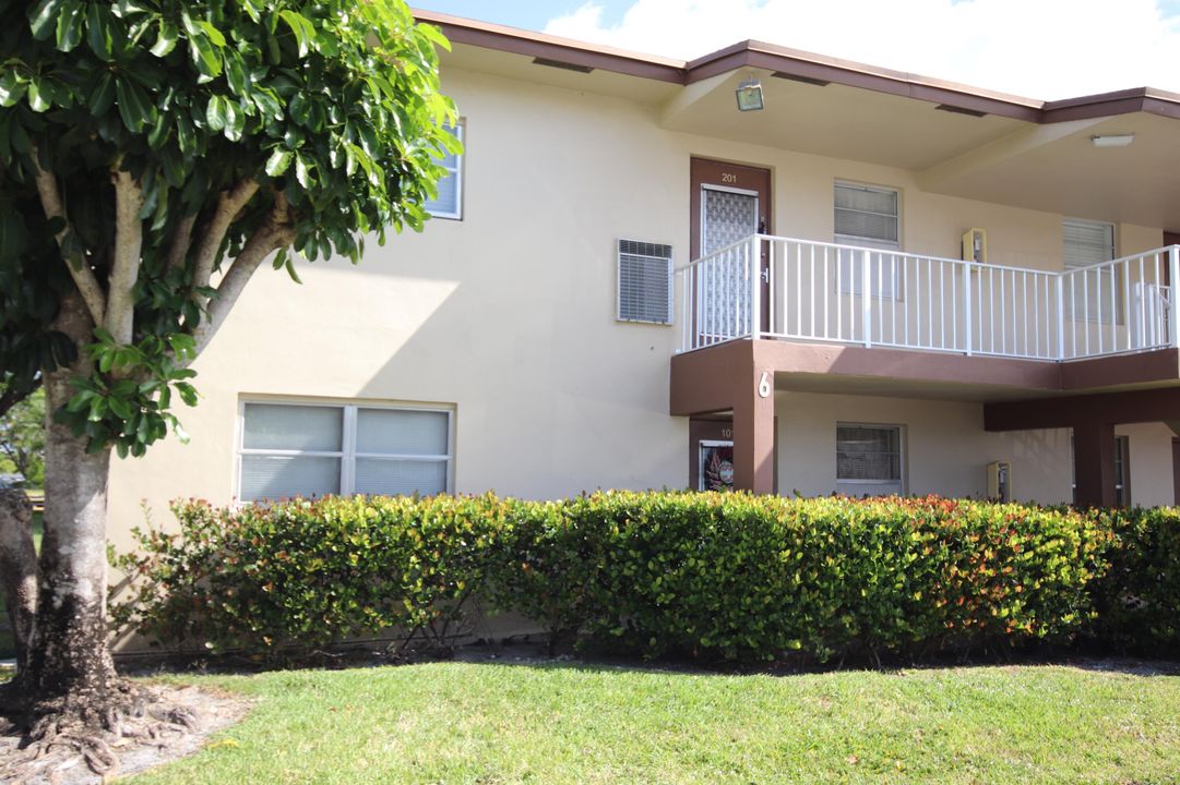 For Sale: $144,999 (2 beds, 2 baths, 990 Square Feet)