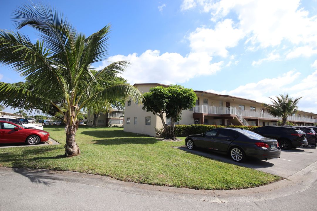 For Sale: $144,999 (2 beds, 2 baths, 990 Square Feet)