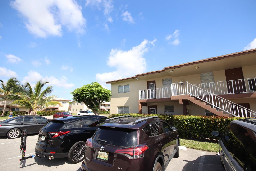 For Sale: $144,999 (2 beds, 2 baths, 990 Square Feet)