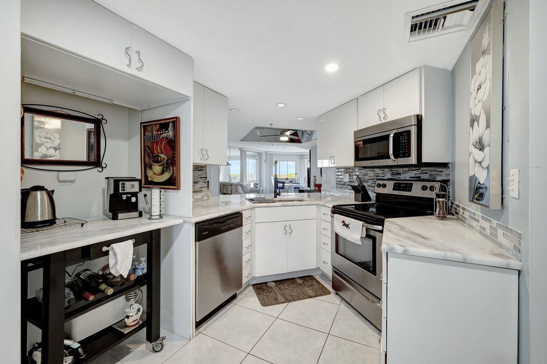 For Sale: $415,000 (2 beds, 2 baths, 1239 Square Feet)