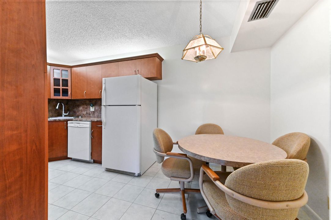 For Sale: $219,900 (2 beds, 2 baths, 1106 Square Feet)