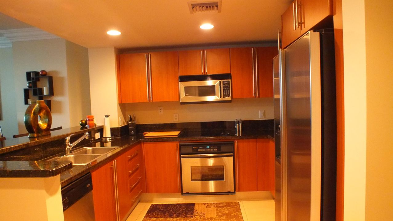 For Rent: $2,300 (1 beds, 1 baths, 884 Square Feet)