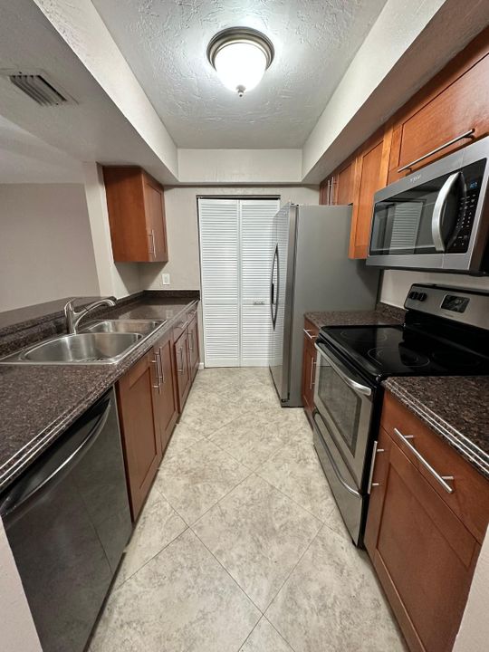 For Rent: $2,375 (2 beds, 2 baths, 1183 Square Feet)