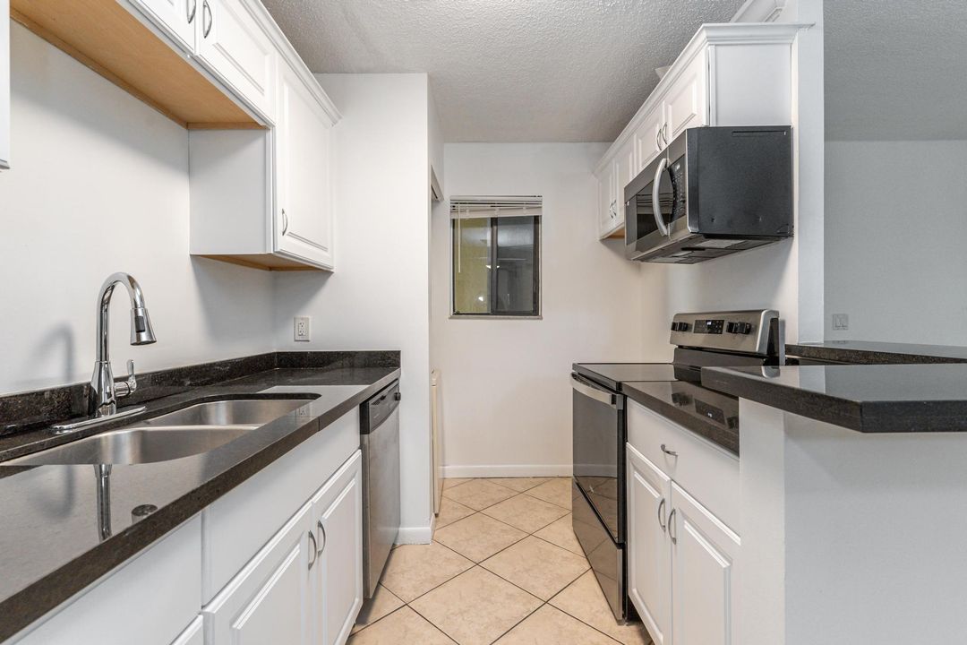 For Sale: $239,000 (2 beds, 2 baths, 887 Square Feet)