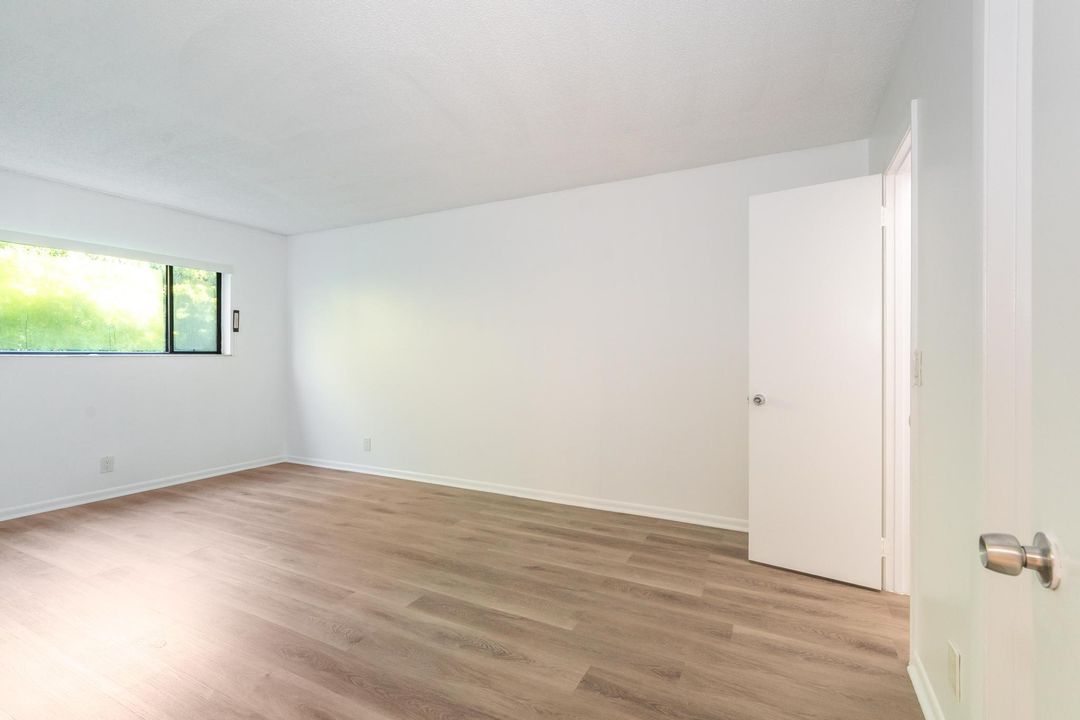 For Sale: $239,000 (2 beds, 2 baths, 887 Square Feet)