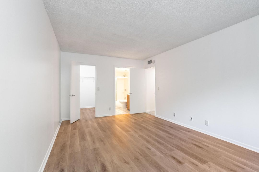 For Sale: $239,000 (2 beds, 2 baths, 887 Square Feet)