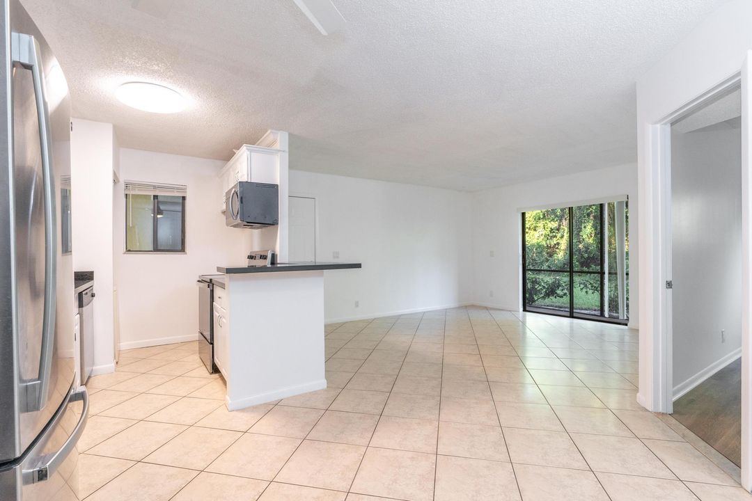 For Sale: $239,000 (2 beds, 2 baths, 887 Square Feet)