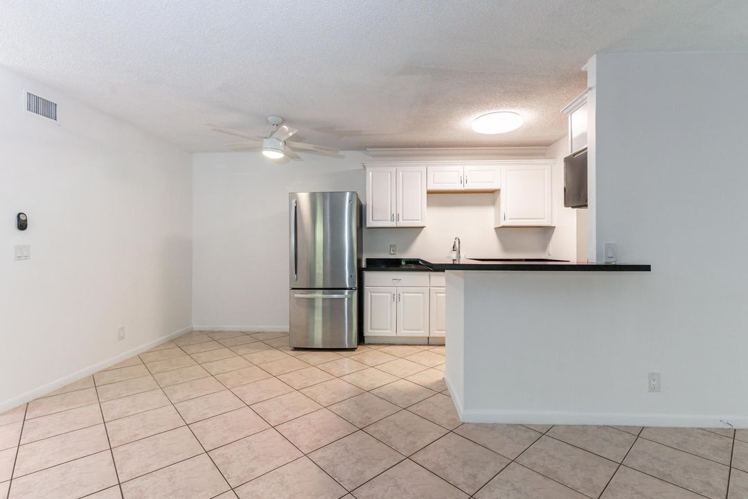 For Sale: $239,000 (2 beds, 2 baths, 887 Square Feet)