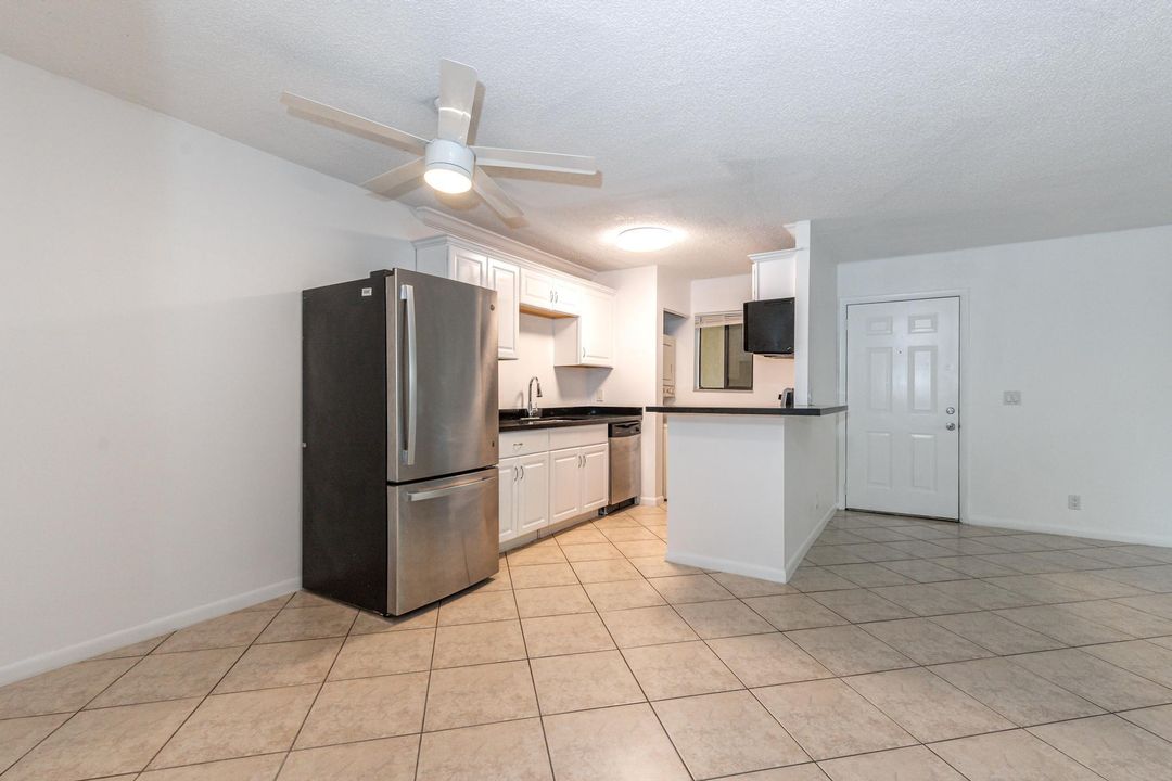 For Sale: $239,000 (2 beds, 2 baths, 887 Square Feet)