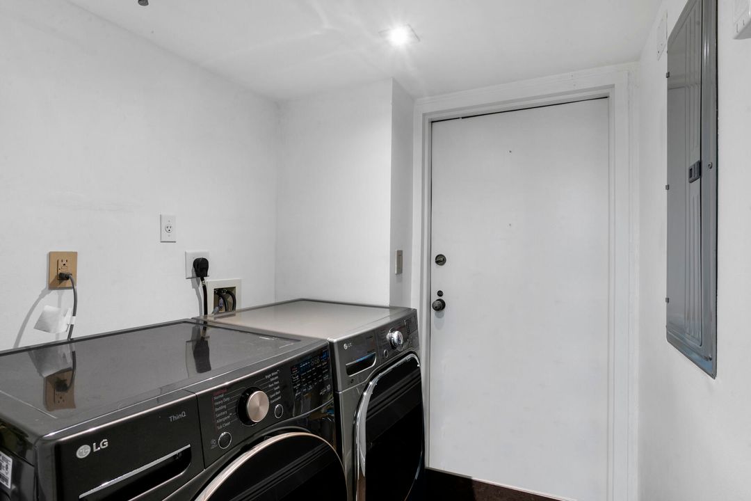 For Sale: $2,195,000 (3 beds, 2 baths, 2078 Square Feet)